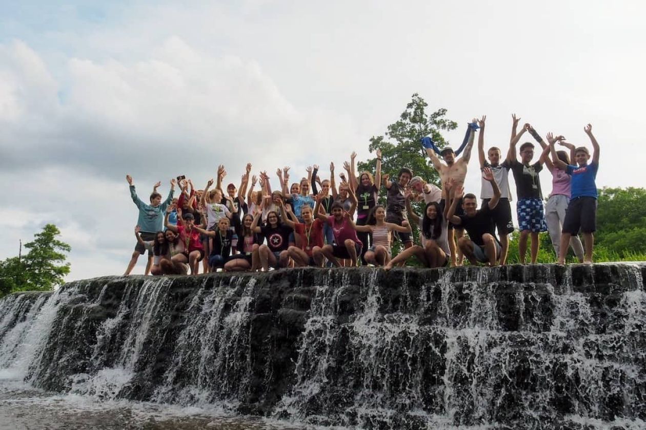 Besuch eines Wasserfalles auf der Sprachreise in England von Camp Adventure