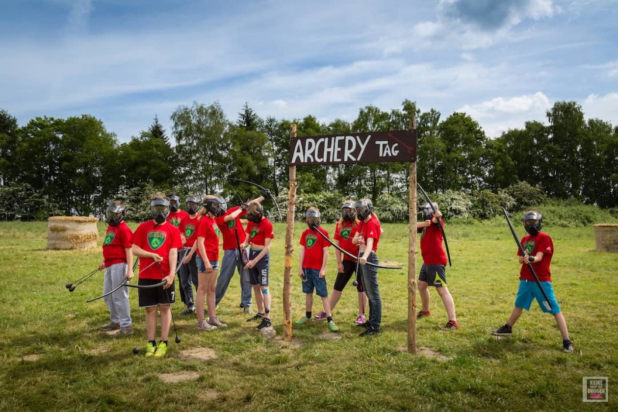 Archery Tag spielen in der Camp Adventure Academy