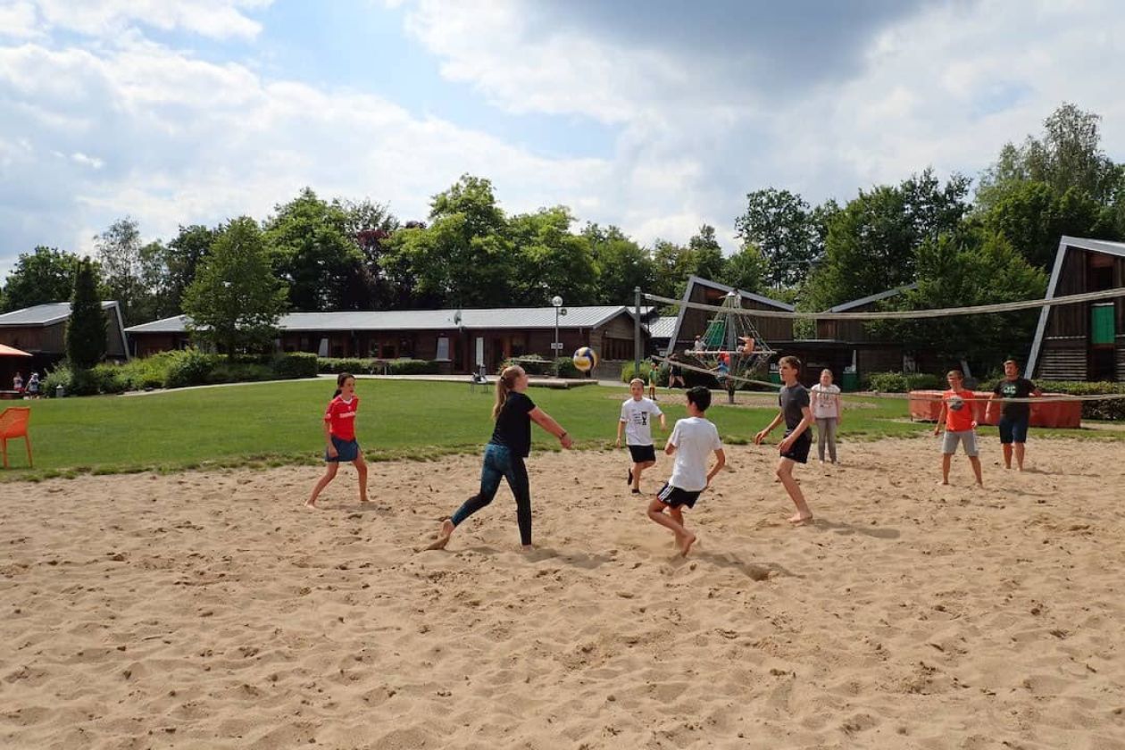 Volleyball spielen im Ferienlager NRW