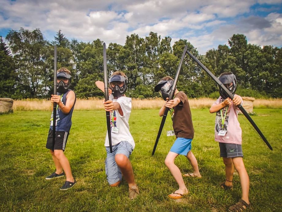 Archery Tag spielen im Sommercamp ist toll