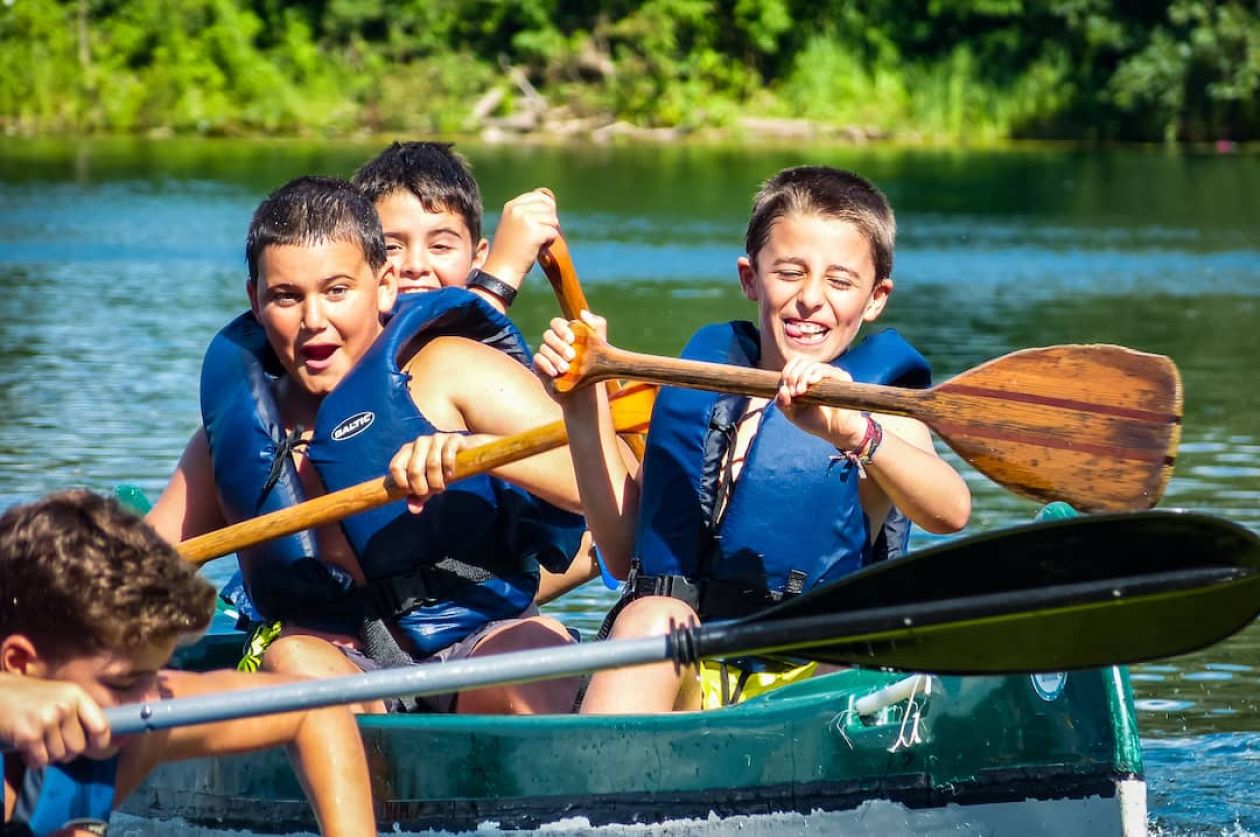 Jungs beim Kanu fahren in der Camp Adventure Academy