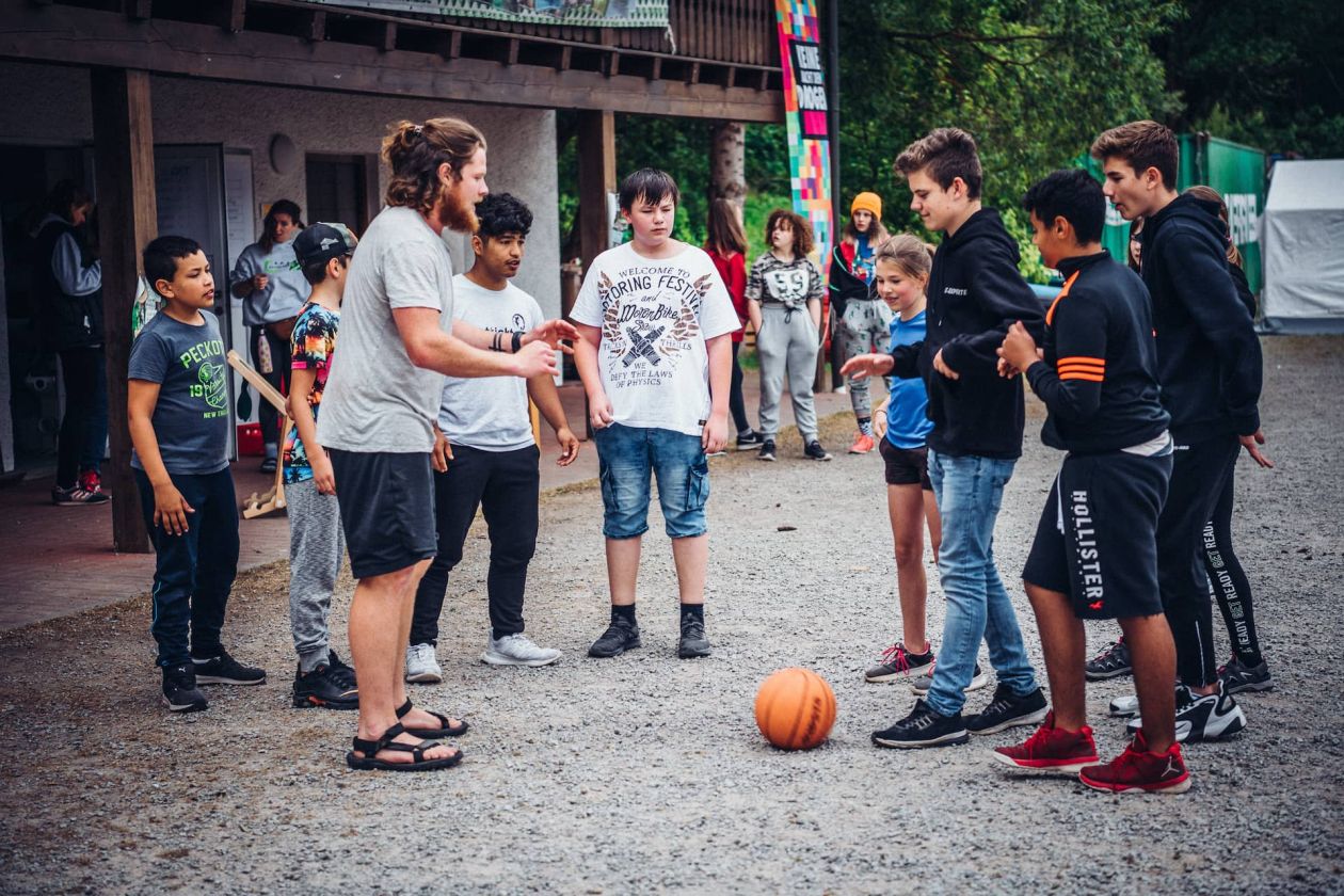 Basketball spielen im Abenteuerferienlager