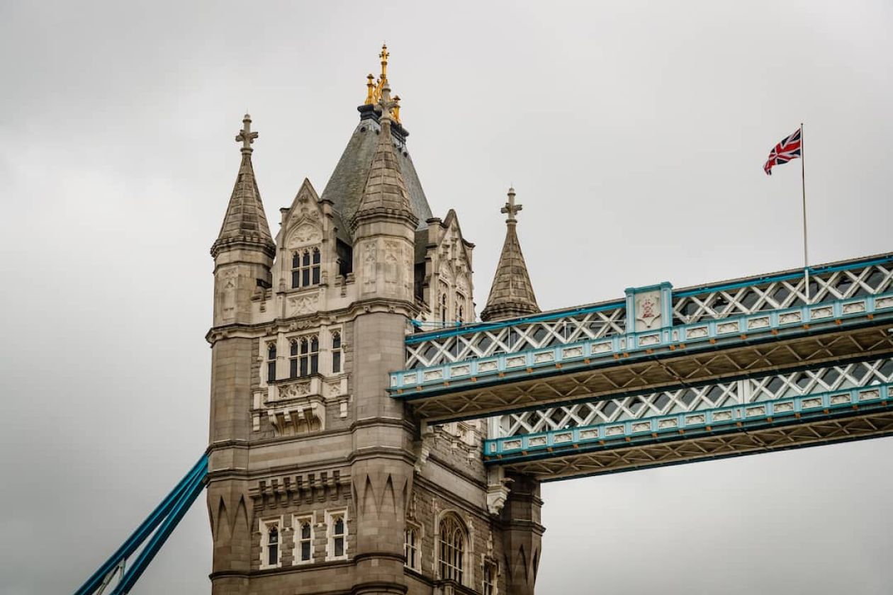 Besuch der Tower Bridge auf der Sprachreise in England von Camp Adventure