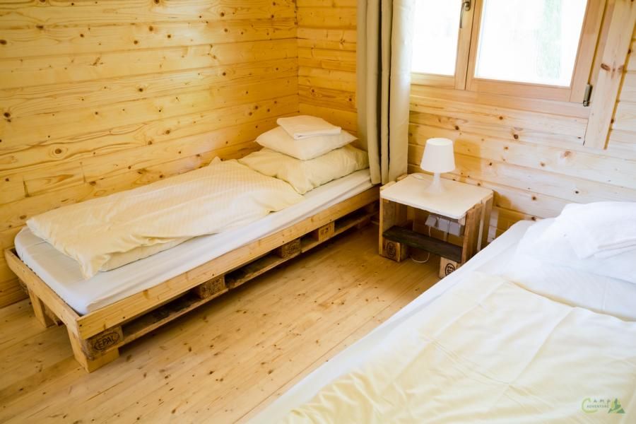 Zimmer für Begleitpersonen im Hüttendorf des Klassenreisen-Camps