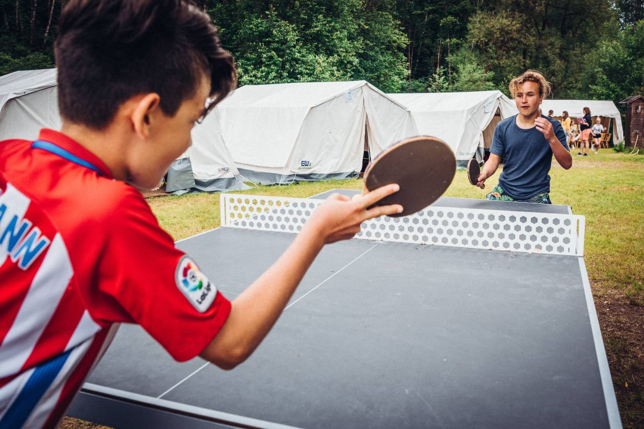 Tischtennis spielen im Abenteuerferienlager