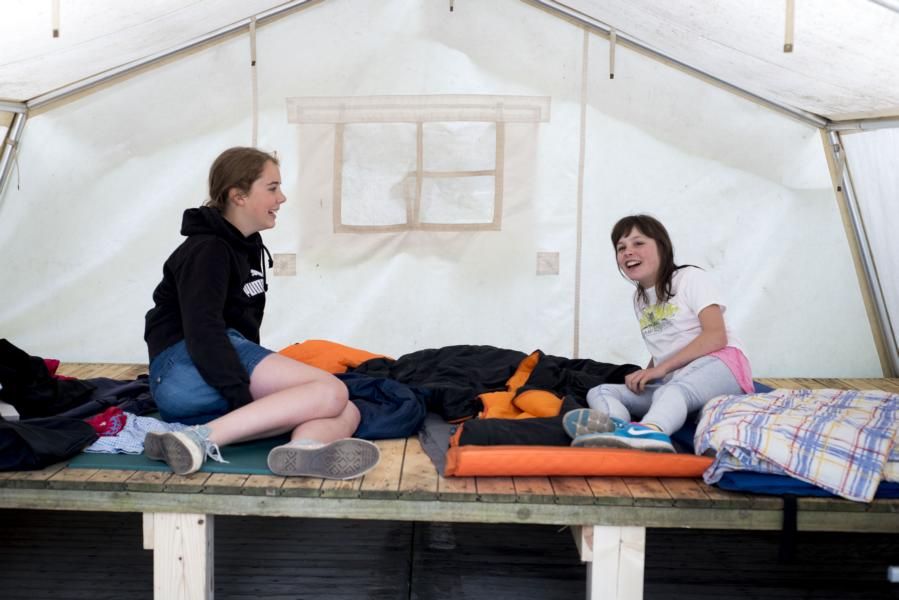 Mädchen im Zelt des Klassenreisen-Camps
