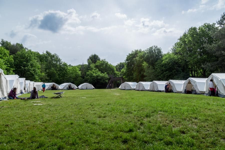 das große Zeltfeld befindet sich im vorderen Bereich des Camps