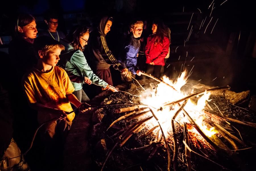 Lagerfeuer im Englisch & Abenteuer-Camp Nordirland von Camp Adventure