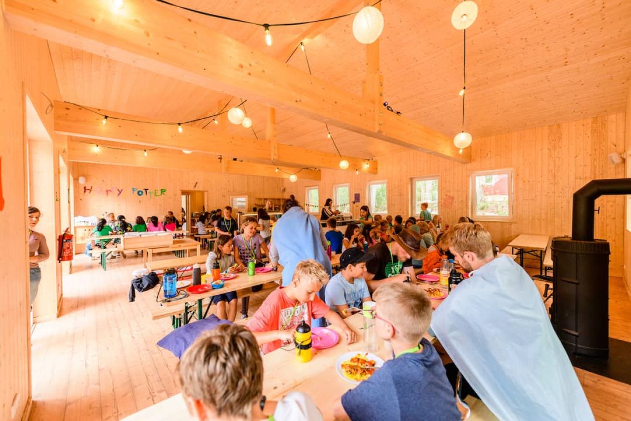 Die neue Essenshalle im Klassenreisen-Camp von innen