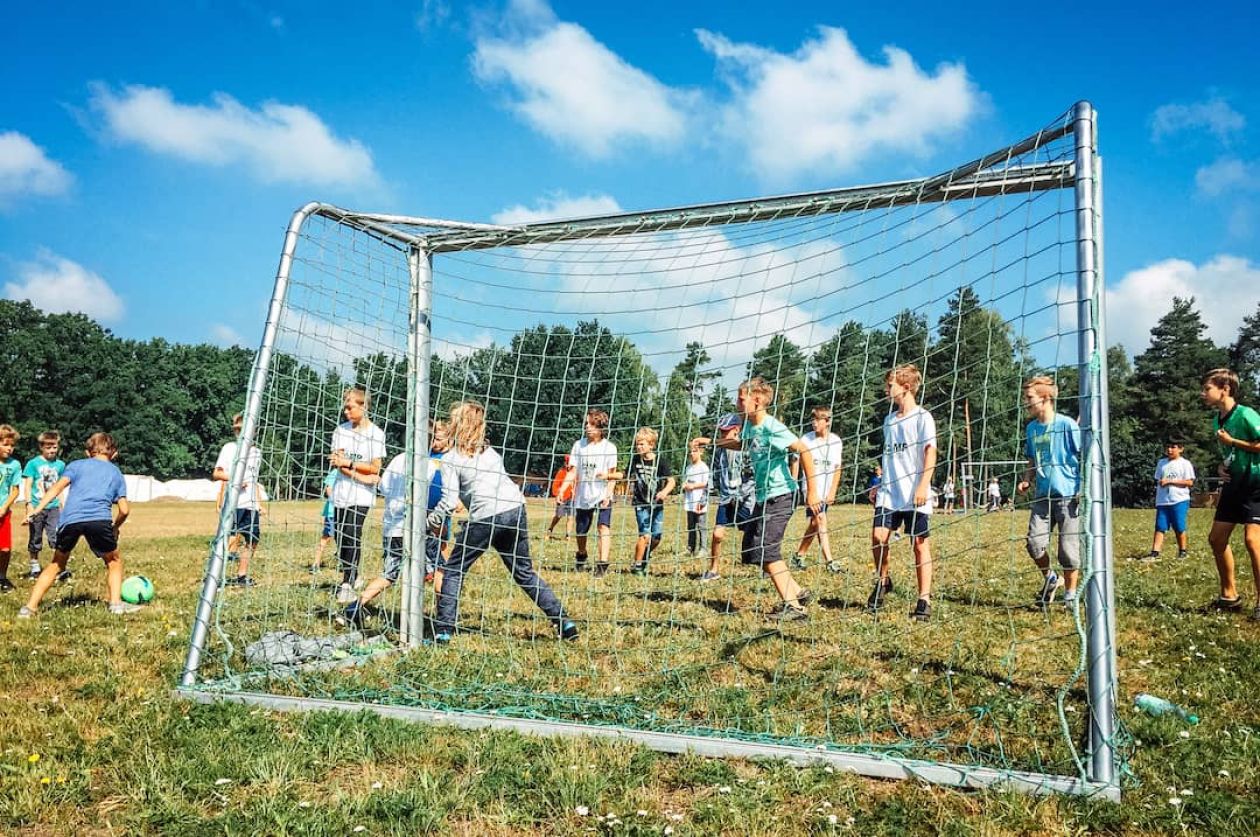 Fußball spielen in der Camp Adventure Academy